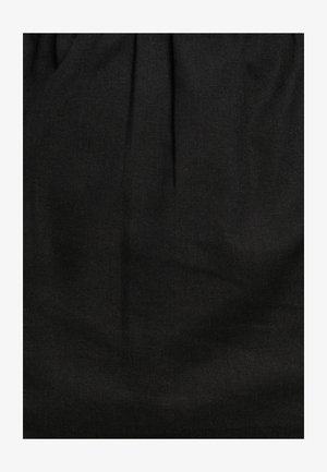 Melnas audums ar gludu tekstūru, ar nemanāmiem krokām un matētu apdari. Nav redzamu rakstu vai detaļu.