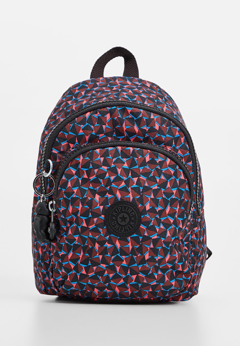 Sac à dos avec un motif géométrique en rouge, bleu et noir. Présente une forme arrondie, deux compartiments zippés et un porte-clés en tissu.