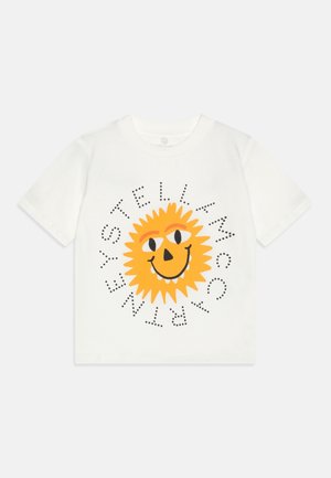 Valkoinen lyhythihainen T-paita, jossa edessä hymyilevän oranssin auringon kuva ja sen ympärillä pisteillä kirjoitettu teksti "STELLA MCCARTNEY".