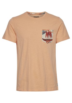 Õrnpeenatud lühikeste varrukatega T-särk, mis on valmistatud pehmest materjalist, ja millel on mustriline rinnatasku, millel on troopilised lehed punaste ja siniste aktsentidega.