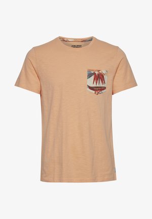 Õrnpeenatud lühikeste varrukatega T-särk, mis on valmistatud pehmest materjalist, ja millel on mustriline rinnatasku, millel on troopilised lehed punaste ja siniste aktsentidega.