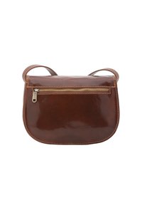 Borsa a tracolla in pelle marrone con finitura lucida, forma arrotondata e tasca con zip sul retro. Dettagli di cuciture a contrasto in tutto il prodotto.