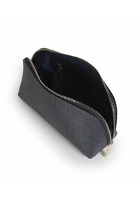 Ritszak in donkergrijs stof met een subtiele glans; beschikt over een stevige structuur, een gebogen bovenkant en goudkleurige hardware-accenten.