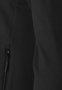 Zwarte jack met rits, met een gladde stoftextuur, slim fit en een rits met merkembleem.