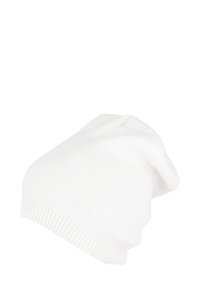 Berretto slouchy bianco lavorato a maglia con bordo a coste, isolato su sfondo bianco.