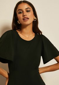 Friends Like These ITY FLUTTER SHORT SLEEVE MIDI - Trikoomekko - black