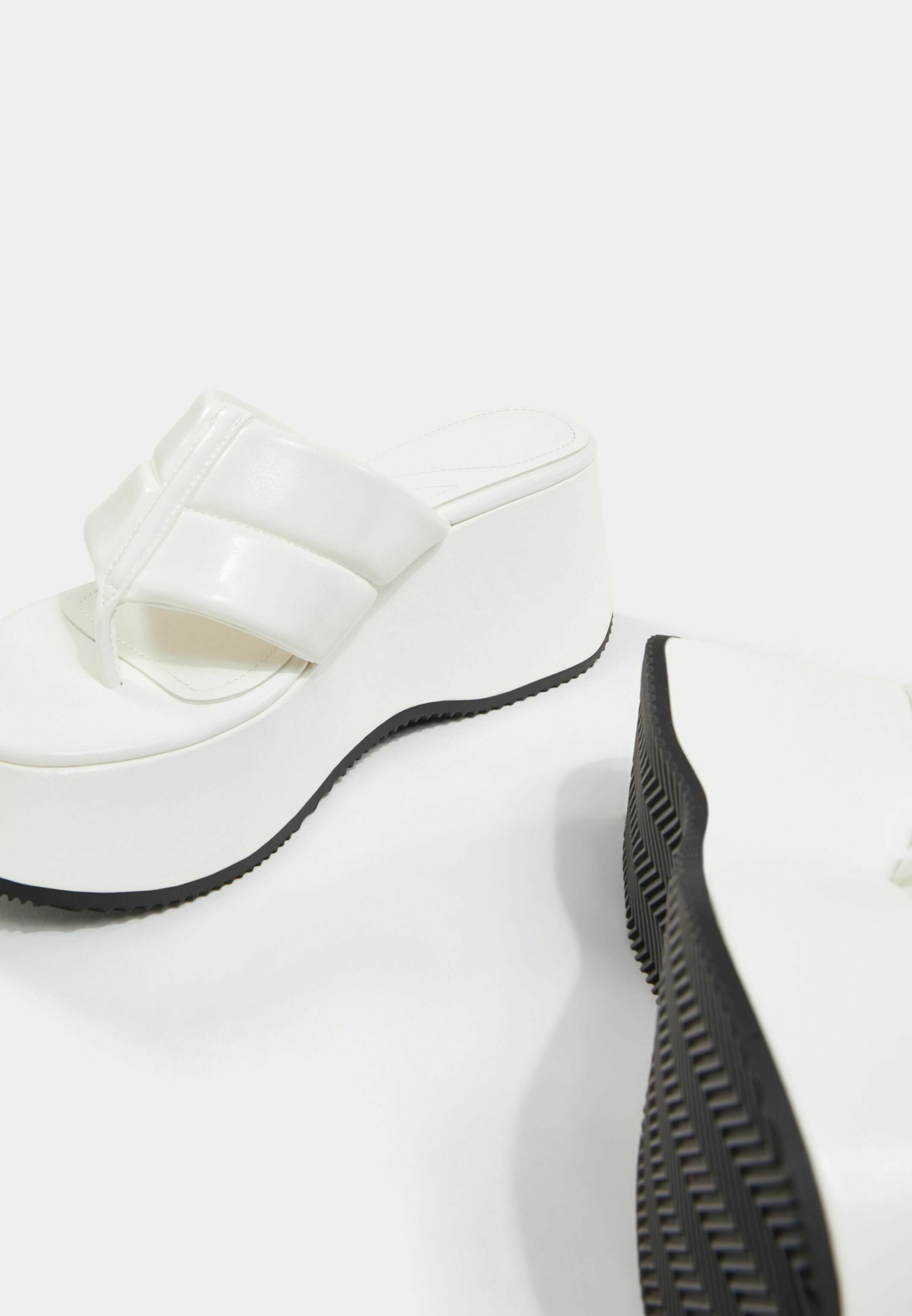 złote sandały bershka