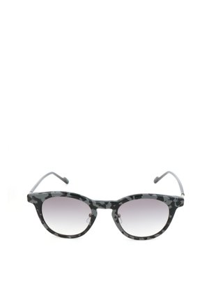 Occhiali da sole rotondi con motivo mimetico nero e grigio, con aste sottili nere e lenti grigie sfumate su sfondo bianco.