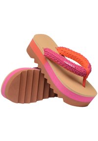 Sandales à plateforme roses et oranges avec des brides texturées, une semelle large et un fond strié. Comprend des accents en tissu tissé et un logo de marque.