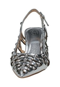 Tacco donna argento con design aperto, caratterizzato da dettagli in metallo e una texture lucida. La fascia è regolabile per una vestibilità ottimale.