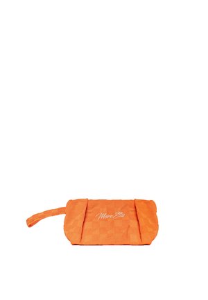 Oranje gestructureerde clutch met polsbandje, geplooide zijkanten en witte "Marc Elle" borduur op het midden van de voorkant.