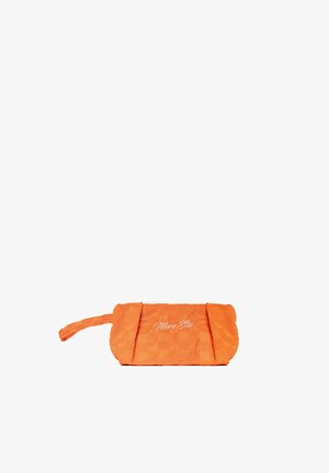 Pochette orange texturée avec sangle poignet, côtés plissés et broderie blanche "Marc Elle" au centre avant.