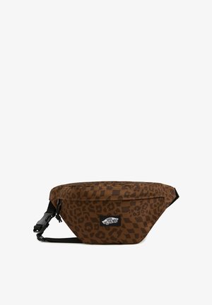 Riñonera de tejido marrón con un estampado de leopardo y un patrón de cuadros. Cierre de cremallera, correa ajustable y parche con logo en la parte frontal.