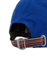 Μπλε καπέλο με πολύχρωμο ριγέ ρυθμιζόμενο λουράκι και ασημένια μεταλλική πόρπη με χάραξη του ονόματος της μάρκας "Barbour".