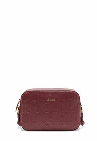 Borsa a tracolla bordeaux con design del logo in rilievo, hardware in tonalità oro, forma rettangolare, materiale in pelle testurizzata e tracolla regolabile.