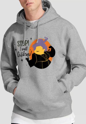 Grauer Hoodie mit einem großen gedruckten Grafikmotiv, das eine silhouettierte Figur mit lila Haar und den Text "STOP! Ich rieche Kinder!" in Grün und Orange zeigt.
