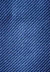 Blå texturerad tyg med ett diagonalt randigt mönster i varierande nyanser. Materialet har en slät yta och ett robust utseende.