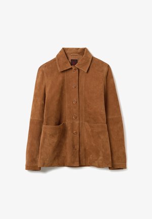 Braune Wildlederjacke mit Hemdkragen, sechs Knöpfen auf der Vorderseite und zwei großen Fronttaschen. Weicher Stoff und lässiger Schnitt.