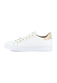 Sneaker bianca con tomaia in pelle liscia, dettagli dorati sul tallone, punta rotonda e suola in gomma bianca. Sei occhielli per i lacci con meccanismo in argento.