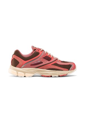 Low-top sportschoen in bruin mesh met koraalroze overlays, beige zool en witte veters, zijaanzicht op een witte achtergrond.