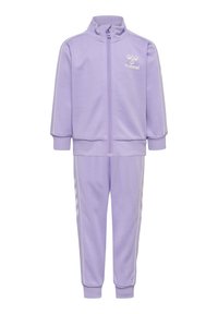 Ensemble de survêtement lilas avec veste zippée et pantalon assorti. Comprend des bandes blanches sur les manches et sur les côtés, fabriqué en tissu texturé doux.