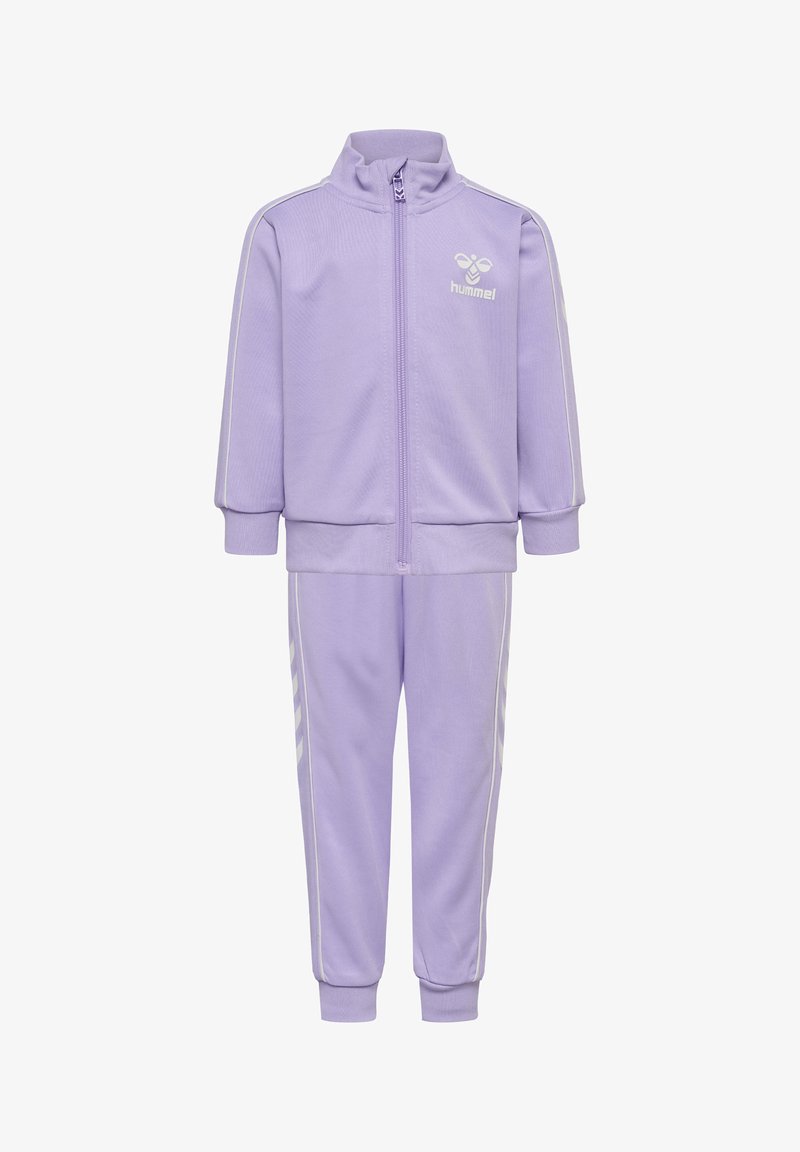 Fioletowy dres z rozpinaną kurtką i dopasowanymi spodniami. Posiada białe paski na rękawach i bokach, wykonany z miękkiego, teksturowanego materiału.