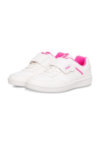 Sneaker bianche con dettagli rosa, caratterizzate da una tomaia in pelle liscia, design perforato per la traspirabilità e doppie cinghie in Velcro.