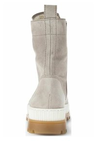 Suedeboots i lys grå med en struktureret gummisål, der har et syet design og en lille strop bagpå for nem påtagning.