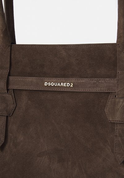 Brūns zamšs rokassoma ar gludu tekstūru, ar taisnstūra formu, divām siksnām un zelta "DSquared2" logotipa detaļu.