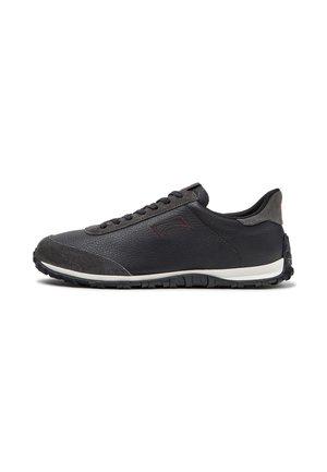 Sort læder- og ruskinds casual sneaker med sort gummisål, sorte snørebånd og diskret mørkt logo på siden, vist fra venstre profil.