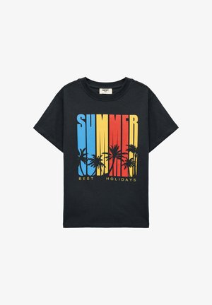 Sort T-shirt med korte ærmer med farverig "SUMMER" tekst og palme-silhuetter, samt "BEST HOLIDAYS" skrevet under designet.