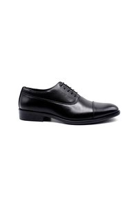 Chaussure oxford en cuir noir présentant un bout arrondi, une texture lisse et un laçage à cinq œillets. La chaussure a un talon bas et un design épuré.