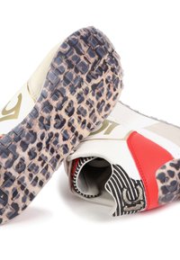 Athletikschuhe in Weiß mit roten Akzenten und Gummisohlen. Bemerkenswerte gemusterte Details an der Sohle; synthetisches Obermaterial mit Mesh-Akzenten.