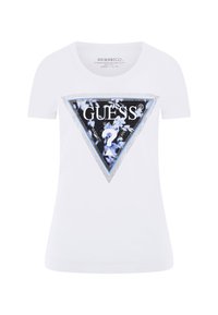 Hvid t-shirt med korte ærmer, der har et sort og blåt trekantet logo med "GUESS®" og et spørgsmålstegn i midten. Glat bomuldsstof.