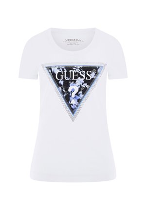 T-shirt bianco a maniche corte con un logo triangolare nero e blu con "GUESS®" e un punto interrogativo al centro. Tessuto di cotone liscio.