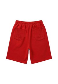 Shorts rouges en coton avec ceinture élastique et deux poches arrière, chacune comportant des détails cousus en forme de croix et un petit rivet métallique dans le coin supérieur.