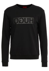 Schwarzer Sweatshirt mit Rundhalsausschnitt, langen Ärmeln und einem großen mattschwarzen "HUGO"-Logo, das vorne aufgedruckt ist. Glatte Textur.