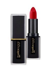 Rossetto rosso in un tubo rettangolare nero con dettagli dorati. Il bullet ha una punta appuntita e una texture liscia e opaca.