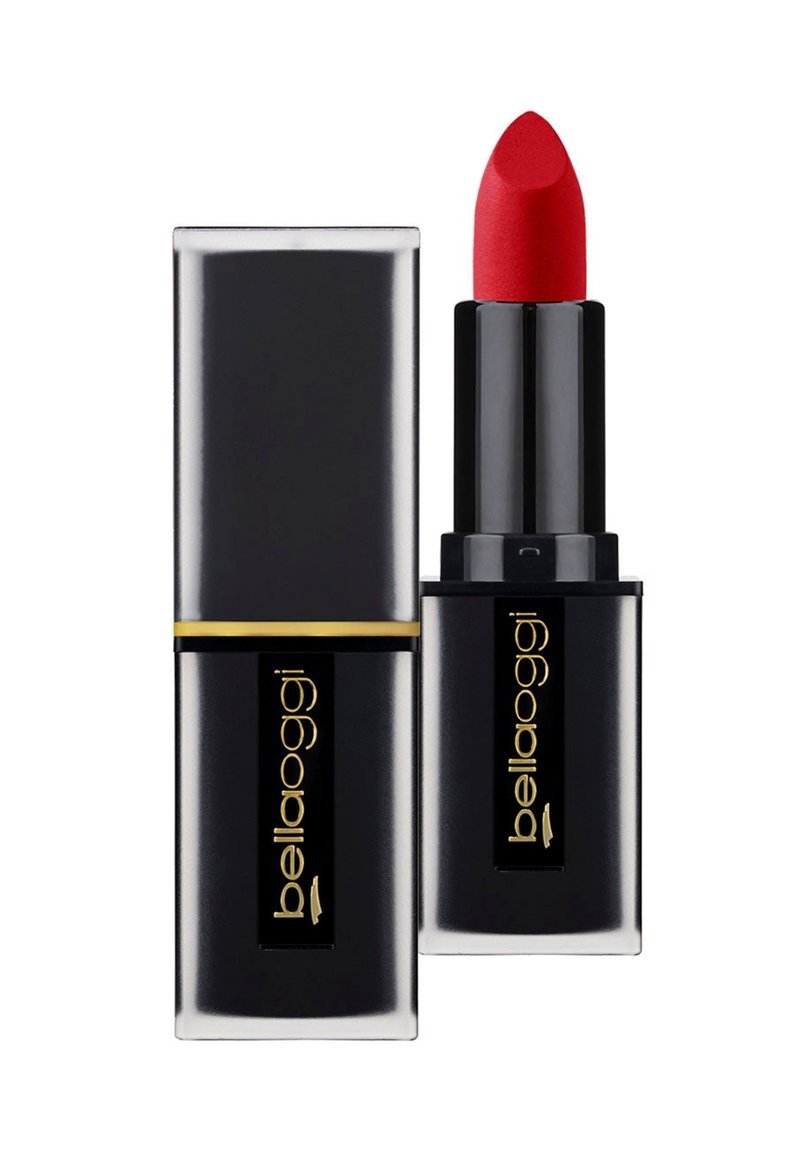 Rossetto rosso in un tubo rettangolare nero con dettagli dorati. Il bullet ha una punta appuntita e una texture liscia e opaca.