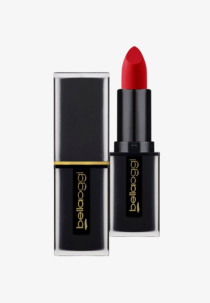 Rossetto rosso in un tubo rettangolare nero con dettagli dorati. Il bullet ha una punta appuntita e una texture liscia e opaca.