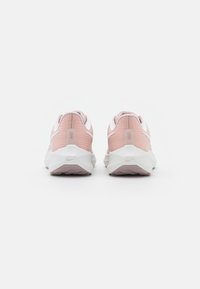 Nike-Sneaker mit einem hellrosa Mesh-Obermaterial, weißer Zwischensohle und strukturierten Akzenten. Verfügt über einen gepolsterten Kragen und eine Gummisohle.