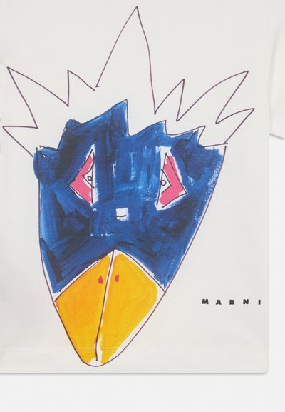 Volto astratto di uccello con colorazione blu e gialla, occhi rosa, punte frastagliate simili a una corona, su sfondo bianco con testo "MARNI" sotto.