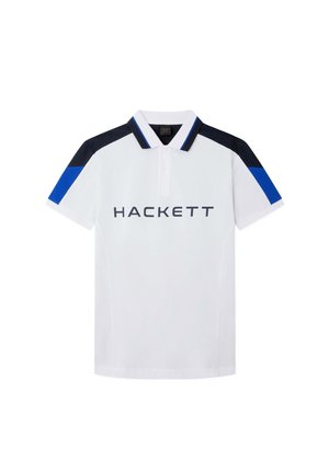 Bijela polo majica s mornarsko plavim i plavim naglascima na ramenima. Ima ovratnik i logo "HACKETT" u podebljanim tamnim slovima na prednjem dijelu.