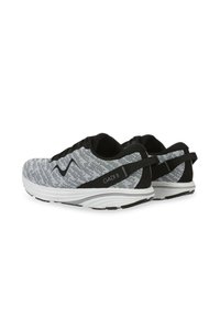 Schwarze und graue Sportschuhe mit einem strukturierten Strick-Obermaterial, das einen weißen Seitenstreifen und eine flexible Sohle aufweist. Mit einer Zuglasche an der Ferse.