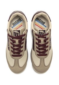 Zapatillas beige y burdeos con superiores de malla y ante, punta redonda, cuellos acolchados y cordones en contraste. Presenta el logo en la lengüeta y el lado.