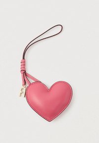 Μπρελόκ σε σχήμα καρδιάς από ροζ δέρμα με ραμμένες άκρες, μαύρο λουράκι και εξαρτήματα σε χρυσό χρώμα που φέρουν ένα στυλιζαρισμένο γράμμα.