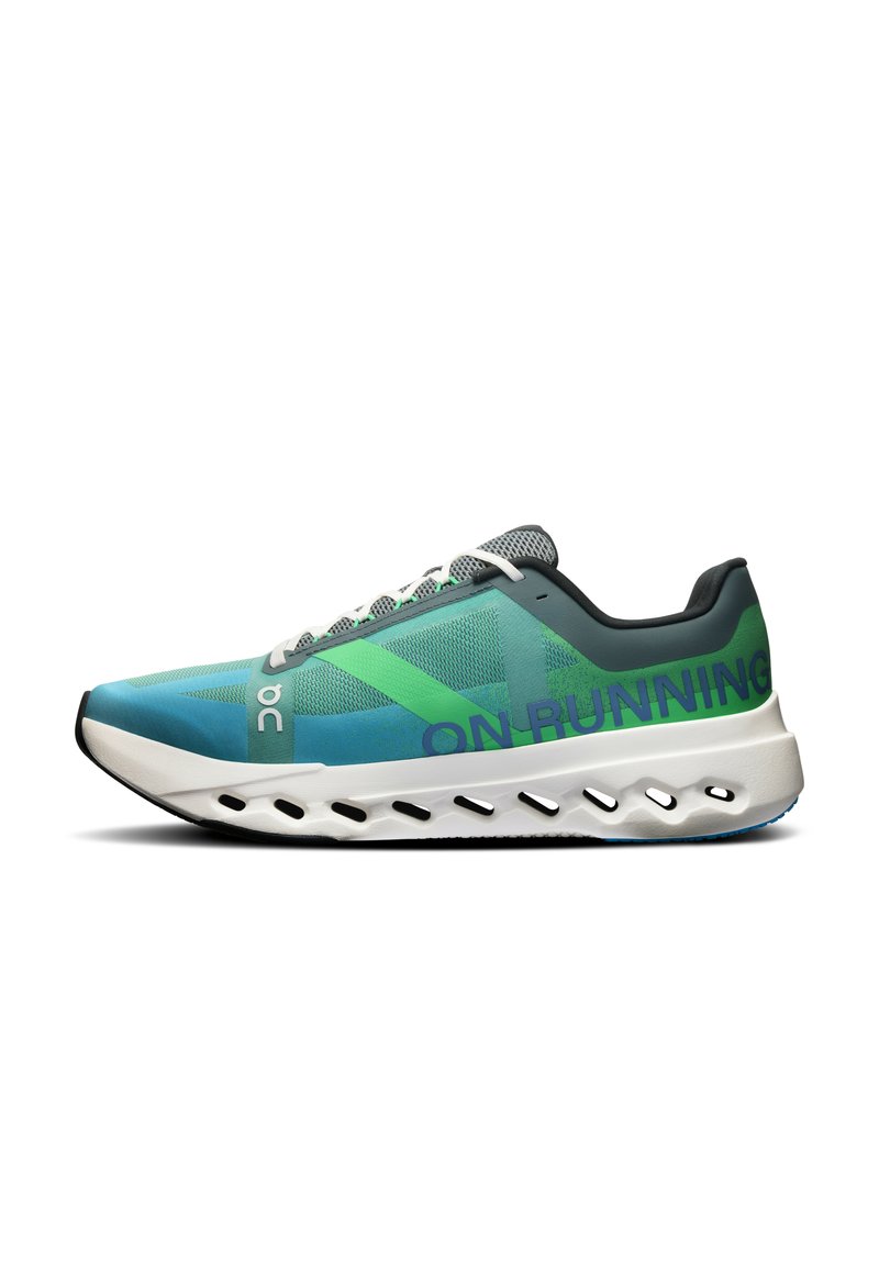 Chaussure de course avec une tige en mesh bleu et vert, des accents gris, et une semelle texturée blanche présentant des rainures découpées pour l'amorti.
