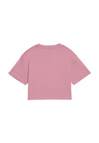 Camiseta corta rosa con cuello redondo, mangas cortas y una textura suave. La parte de atrás no tiene serigrafía ni adornos visibles.