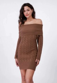 Õlgadeltav Kleid, pruun, kudumine koos cable knit tekstuuriga, pikad varrukad ja soonikkoes detailid kaeluses ja alläärtes.