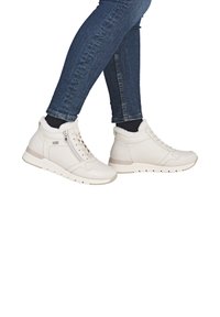 Weiße High-Top-Sneaker aus glattem Leder, mit einem flauschigen Kragen, einem seitlichen Reißverschluss und einer Gummisohle mit strukturiertem Profil.